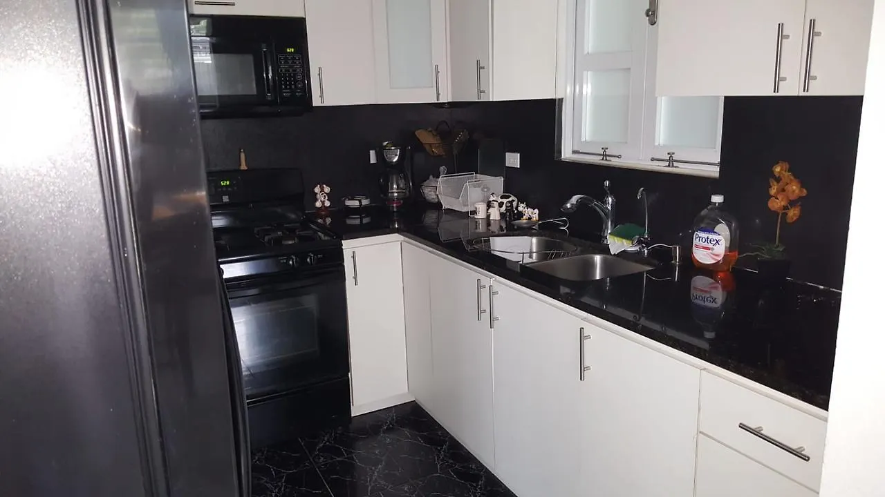 بيت للعطل سان خوان Black & White Comfort House